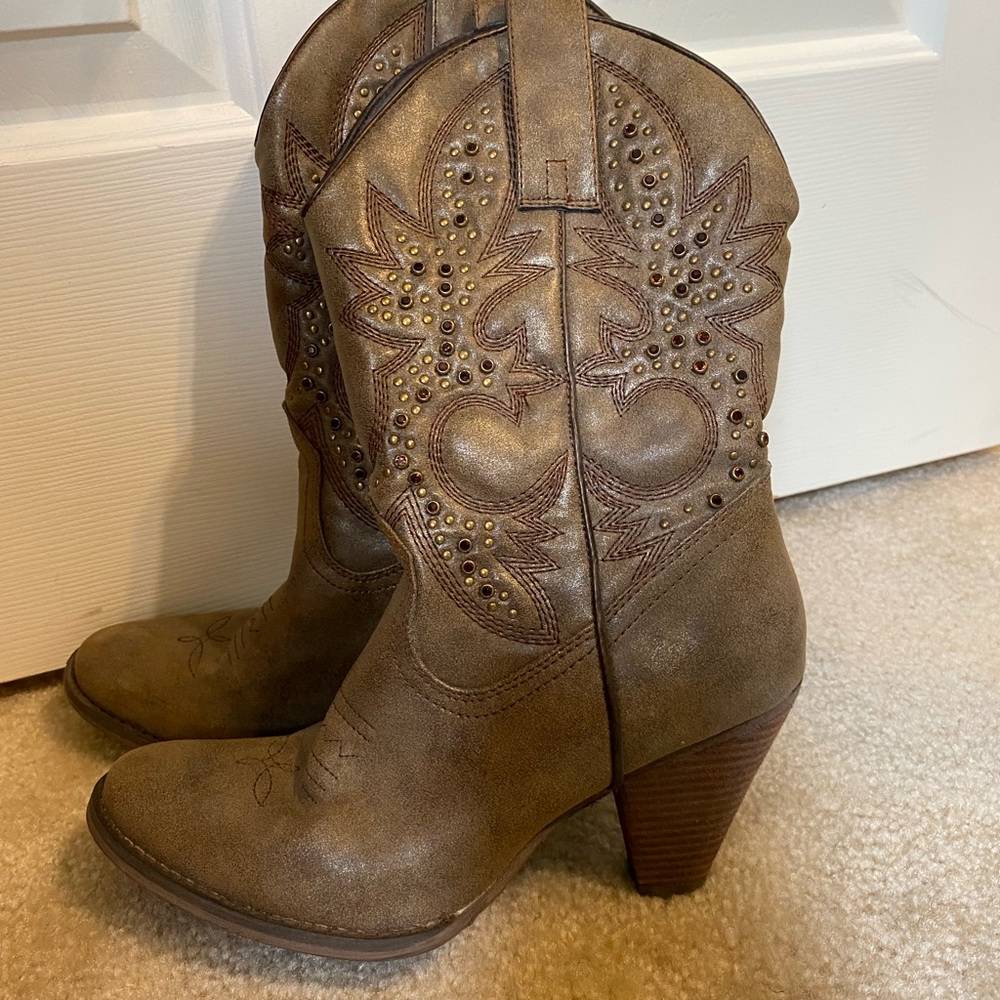 Very Volitale Los Angeles Brown cowgirl/cowboy boots high heeled jeweled…